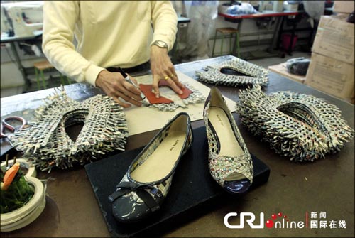 تايبي: إستعمال الجرائد القديمة في صنع أحذية وحقائب صديقة للبيئة