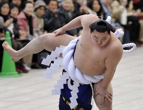 اداء السومو فى اليابان يوم 6 يناير الحالي استقبالا العام الجديد 