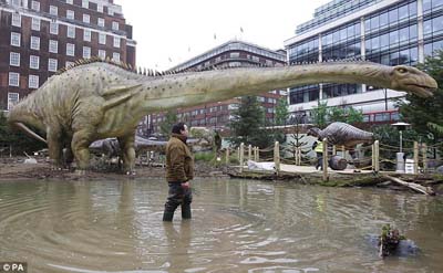 معرض الديناصور على شارع أكسفورد لثلاثة أشهر (1.28-4.30)