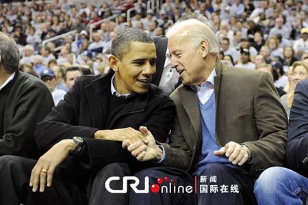 الرئيس الأمريكي ونائبه يشاهدان مباراة كرة السلة للجامعات