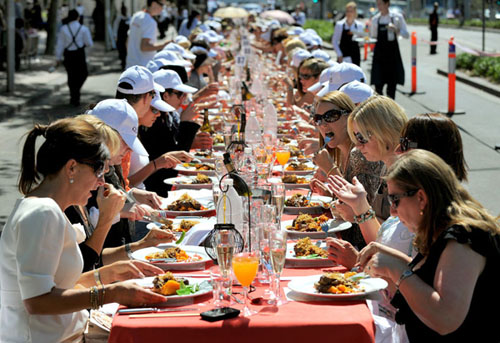 استراليا:الآلاف من الناس يتمتعون بالأطعمة على"أطول مائدة غداء فى العالم"