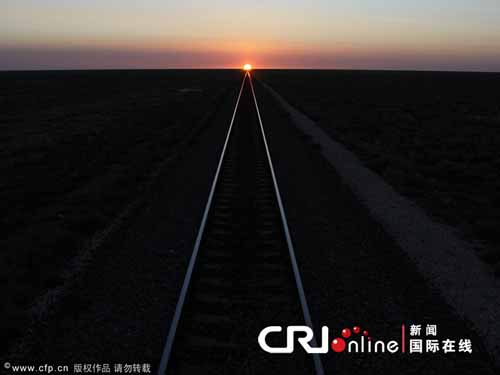 منظر نادر:الشمس تغرب فى نهاية أطول سكة حديدية فى العالم