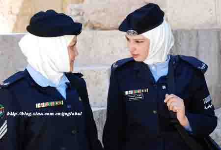 نوع آخر من الجمال، شرطية عربية ترتدي الحجاب