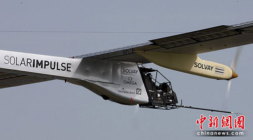 رحلة تجريبية لأول طائرة تعمل بالطاقة الشمسية