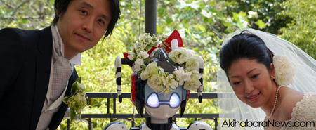 روبوت "ي فايري"يحضر كشاهد في حفل زفاف بين الزوجين اليابانيين