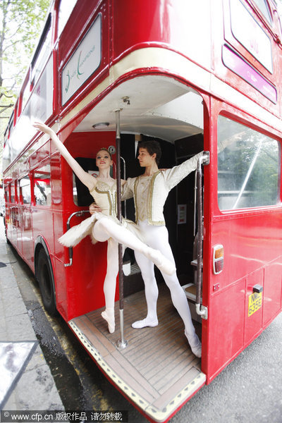 رقص الباليه على حافلة عامة في لاندن