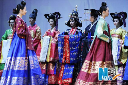 عرض الملابس التقليدية الكورية في حديقة معرض شانغهاي العالمي