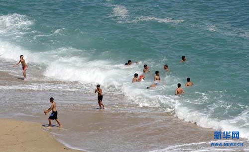 تمتع الجزائرين بالشمس والبحر فى الصيف