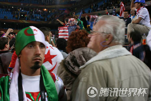 صور:المشجعون الجزائريون خائبون الأمل بعد هزيمة منتخبهم أمام امريكا 0-1