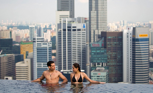 سنغافورة تبنى أعلى حوض السباحة فى العالم فى سقف مبنى له 55 طابقا 