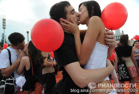 صور:احتفال الروس ب"يوم التقبيل العالمي"