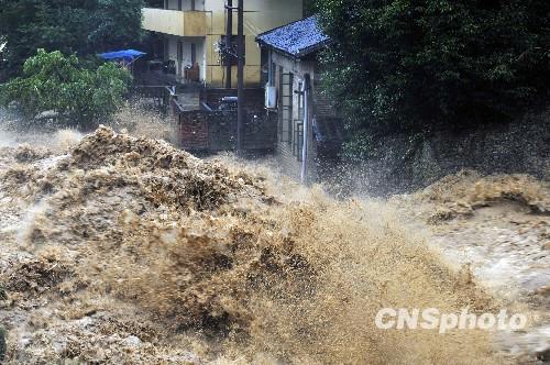 الفيضان والعواصف الرعدية يضرب جنوب الصين
