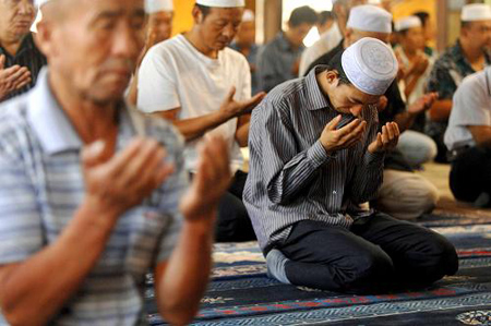 صور: المسلمون الصينيون في نينغشيا يؤدون صلاة الجماعة في اول جمعة من شهر رمضان