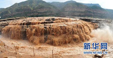 مياه شلال الهوكو الصيني تبلغ ذروتها منذ عشر سنوات مضت