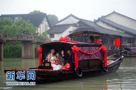  حفل زفاف جماعي في القرية المائية القديمة الصينية