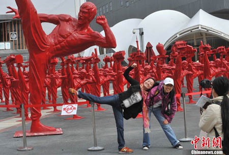 عرض تمثال بروس لي الأحمر في معرض إكسبو شانغهاي العالمي