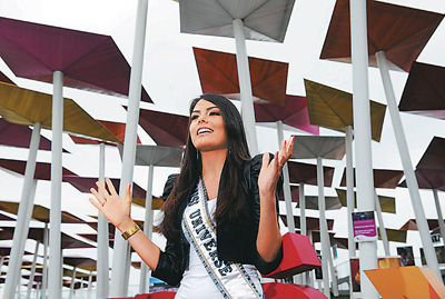   ملكة جمال العالم لعام 2010  تستقبل الزوار في الجناح المكسيكي