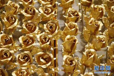 عرض 1999 وردة من الذهب في نانجينغ الصينية
