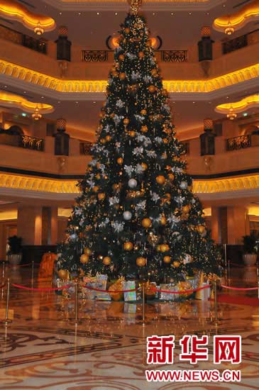 أغلى شجرة عيد ميلاد تزين فندقا في دولة الإمارات