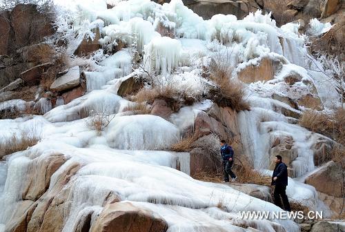 مناظر الشلال الجليدي الساحر في الصين 