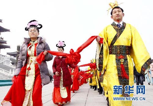 حفل زفاف جماعي بنمط أسرة تانغ الملكية فى شيآن
