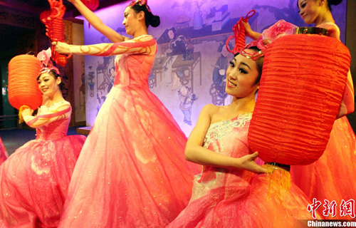 مسؤولو القنصليات الأجنبية يجربون عيد الربيع الصيني التقليدي ببكين