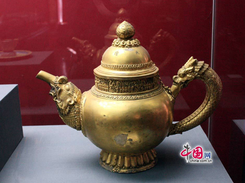 عرض قطع فنية ذهبية وفضية في متحف القصر الامبراطوري