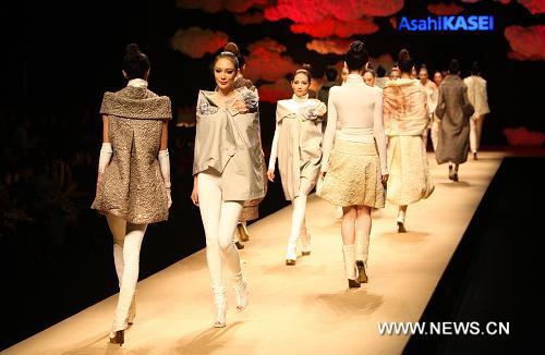 أعمال مصممة الأزياء الصينية لي شياو يان تُعرض فى أسبوع الموضة ببكين 