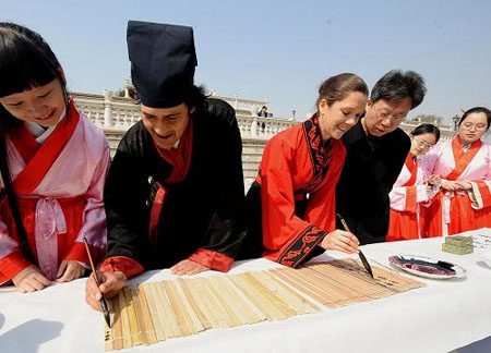 أصدقاء أجانب يجربون طقوس عيد تشينغمينغ في الصين 