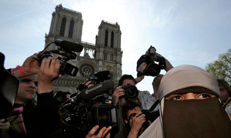  المسلمات المنقبات يرفضن قانون منع ارتداء النقاب في فرنسا