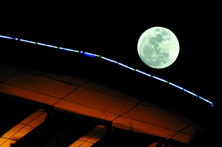 "سوبر قمر" ينير سماء مدينة ويهاى ليلة اكتمال القمر