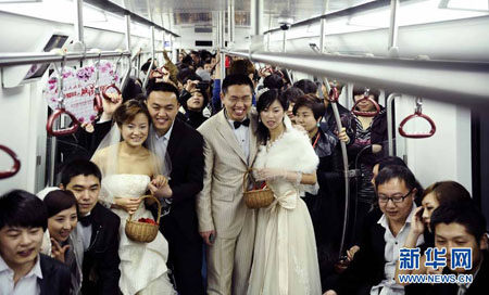 الشباب في مدينة شنيانغ الصينية يقيمون حفلة الزفاف الجماعية في المتر 