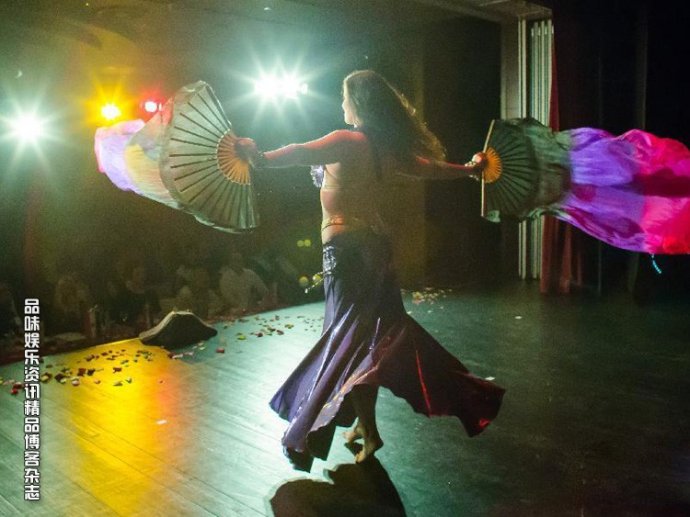 لقطات مثيرة من مسابقة الرقص الشرقي وما وراء كواليسها في المجر (14)