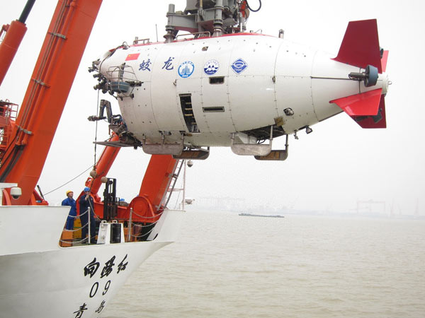الغواصة الصينية المأهولة "جياولونغ" تستعد لاختبار الغوص من سفينة الدعم "شيانغ يانغ هونغ 9" في الأول من يونيو 2012. وأبحرت السفينة يوم الثالث من مايو من مدينة جيانغيي التابعة لمقاطعة جيانغسو شرقي الصين إلى خندق ماريانا في المحيط الهادي، حيث أكملت "جياولونغ" الغوص لعمق 7000 متر. وأجريت جياولونغ ست رحلات غطس كجزء من مشروع هذا العام للوصول إلى عمق 7062 مترا، قامت خلالها بإجراء مئات التجارب وجمع عينات من الحجارة والمياه والكائنات البحرية في أعماق المحيط