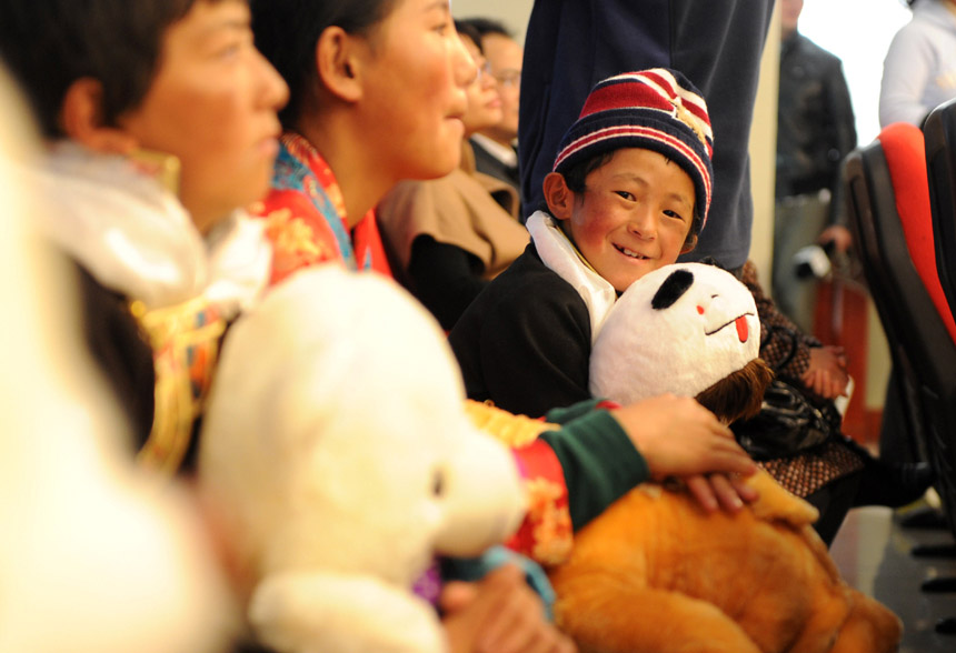 توفير العلاج الطبي مجانا لأطفال التبت  (2)