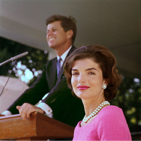 جاكلين كينيدي أوناسيس (28 يوليو 1929 - 19 مايو 1994)، زوجة رئيس الولايات المتحدة الخامس والثلاثين جون كينيدي. كان اسمها قبل زواجها من الرئيس كينيدي جاكلين لي بوفير، وظل اسمها جاكلين كينيدي حتى تزوجت عام 1968 برجل الأعمال اليوناني أرسطو أوناسيس، فصار اسمها جاكلين كينيدي أوناسيس. ونظرا للاناقة والساطة والجمال اصبحت واحدة من السيدات الولى الاكثر شعبية والاكثر تصويرا في عام  1968.