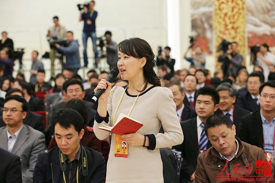 المناظر الجميلة على هامش المؤتمر الوطني ال18 للحزب الشيوعي الصيني  (13)