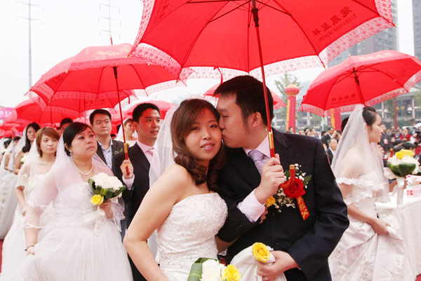عمال مهاجرون ينظمون زواج جماعي في تشونغ تشينغ (10)