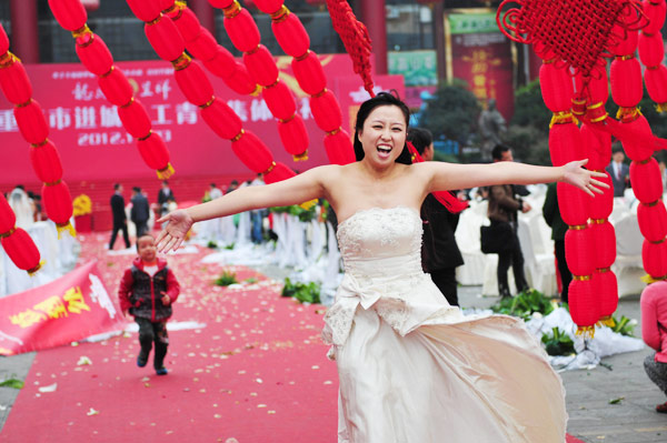 عمال مهاجرون ينظمون زواج جماعي في تشونغ تشينغ (11)
