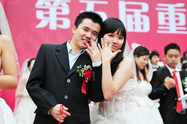 عمال مهاجرون ينظمون زواج جماعي في تشونغ تشينغ