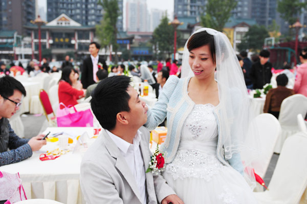 عمال مهاجرون ينظمون زواج جماعي في تشونغ تشينغ
