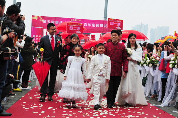 عمال مهاجرون ينظمون زواج جماعي في تشونغ تشينغ (5)