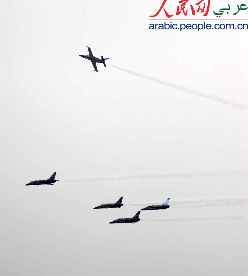 فريق الاستعراضات الجوية ” بريتلينغ ” يجري آخر عروضه التحضيرية قبل افتتاح معرض تشوهاي للطيران  (9)