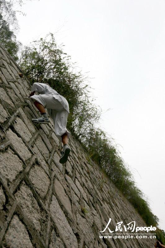 تدريبات "القفز على الجدران" في الشاولين، صعود سور إرتفاعه 5 امتار بسهولة (2)