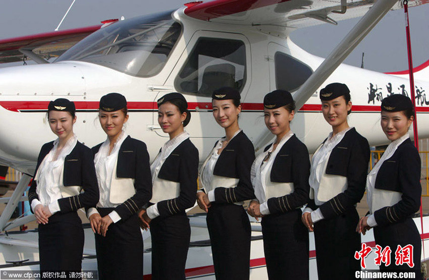 حسناوات يشاركن في معرض تشوهاي للطيران 2012  (15)
