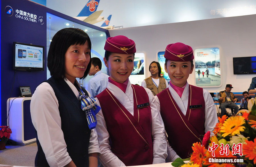 حسناوات يشاركن في معرض تشوهاي للطيران 2012  (8)