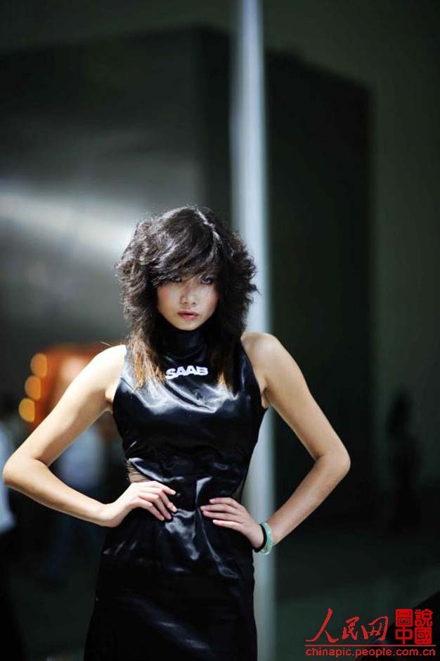 صورة من الأرشيف لفونغ لي لما كانت عارضة الأزياء