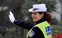 عارضة أزياء صينية تصبح أجمل شرطية مرور