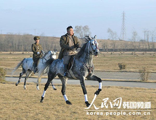 الزعيم كيم جونغ أون يركب الحصان أثناء زيارته لملعب تدريب ركوب الخيل  (8)