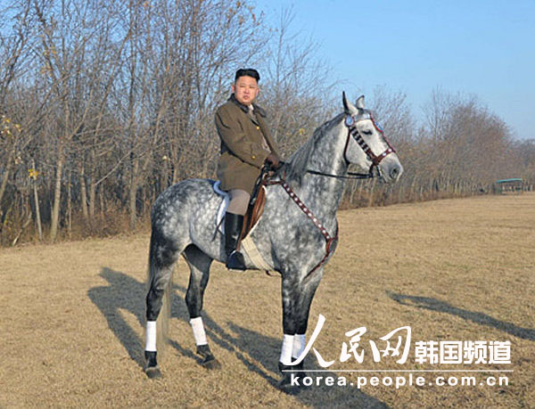 الزعيم كيم جونغ أون يركب الحصان أثناء زيارته لملعب تدريب ركوب الخيل  (6)